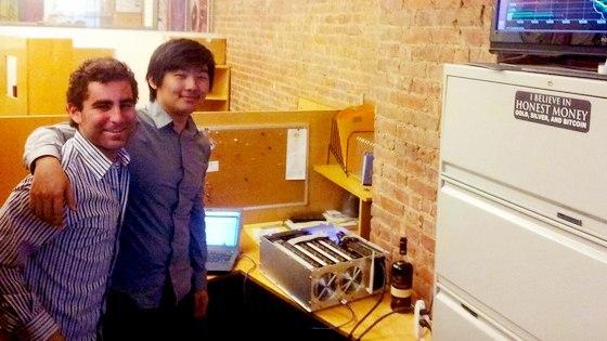 Чарли Шрем, Энтони Помплиано и братья Ли показали фото своих первых майнеров