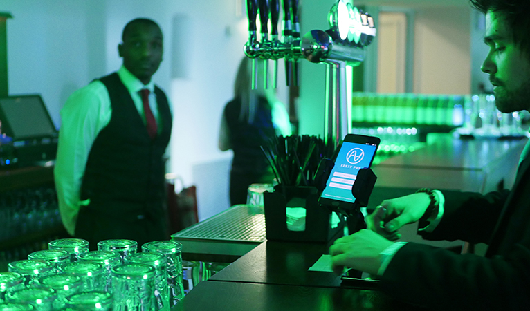 Владельцам пабов представили браслет, позволяющий платить за выпивку криптовалютой