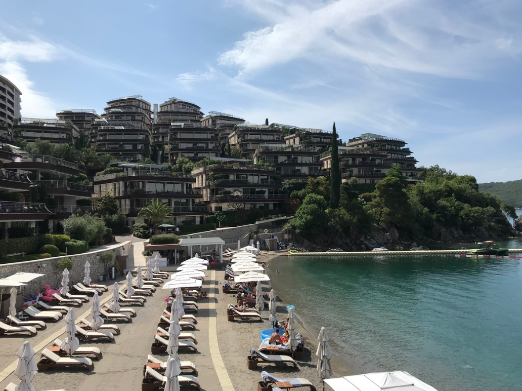 В Черногории проданы три роскошные квартиры за 420 биткоинов