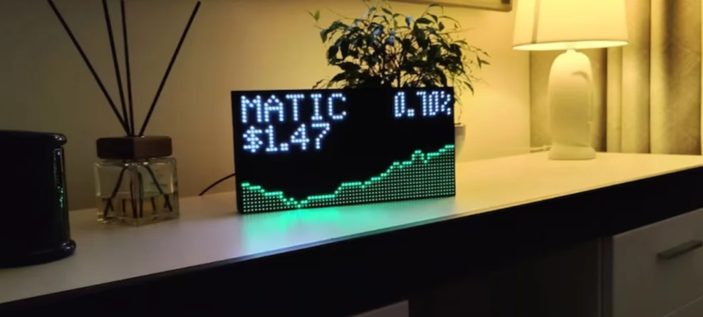 Odin-iz-variantov-portativnogo-displeya-s-izobrazheniem-tseny-kriptoaktiva-v-realnom-vremeni.-Dannye-Gadgetuser