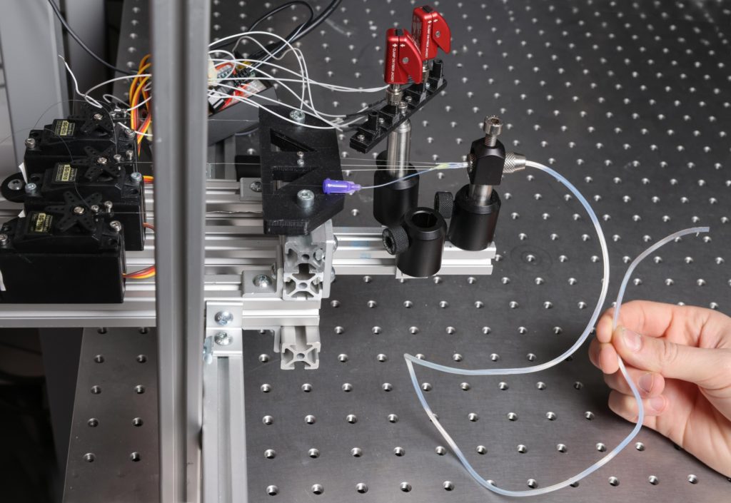 Нейросеть научилась читать по губам, Tesla обновила автопилот и другие новости из мира ИИ