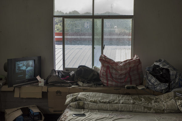 Подсобное помещение для отдыха рабочих на майнинг-ферме в провинции Гуйчжоу оборудовано монитором, показывающим происходщее в дата-центре Фото - NYTimes